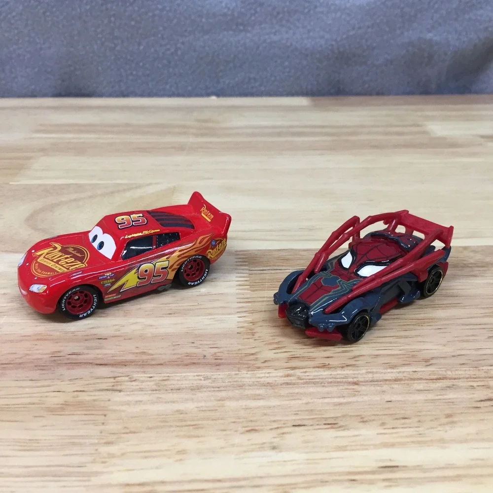 Disney Cars Lightning McQueen and Hot Wheels Spider-Man Diecast Bundle 2pc‎ Red